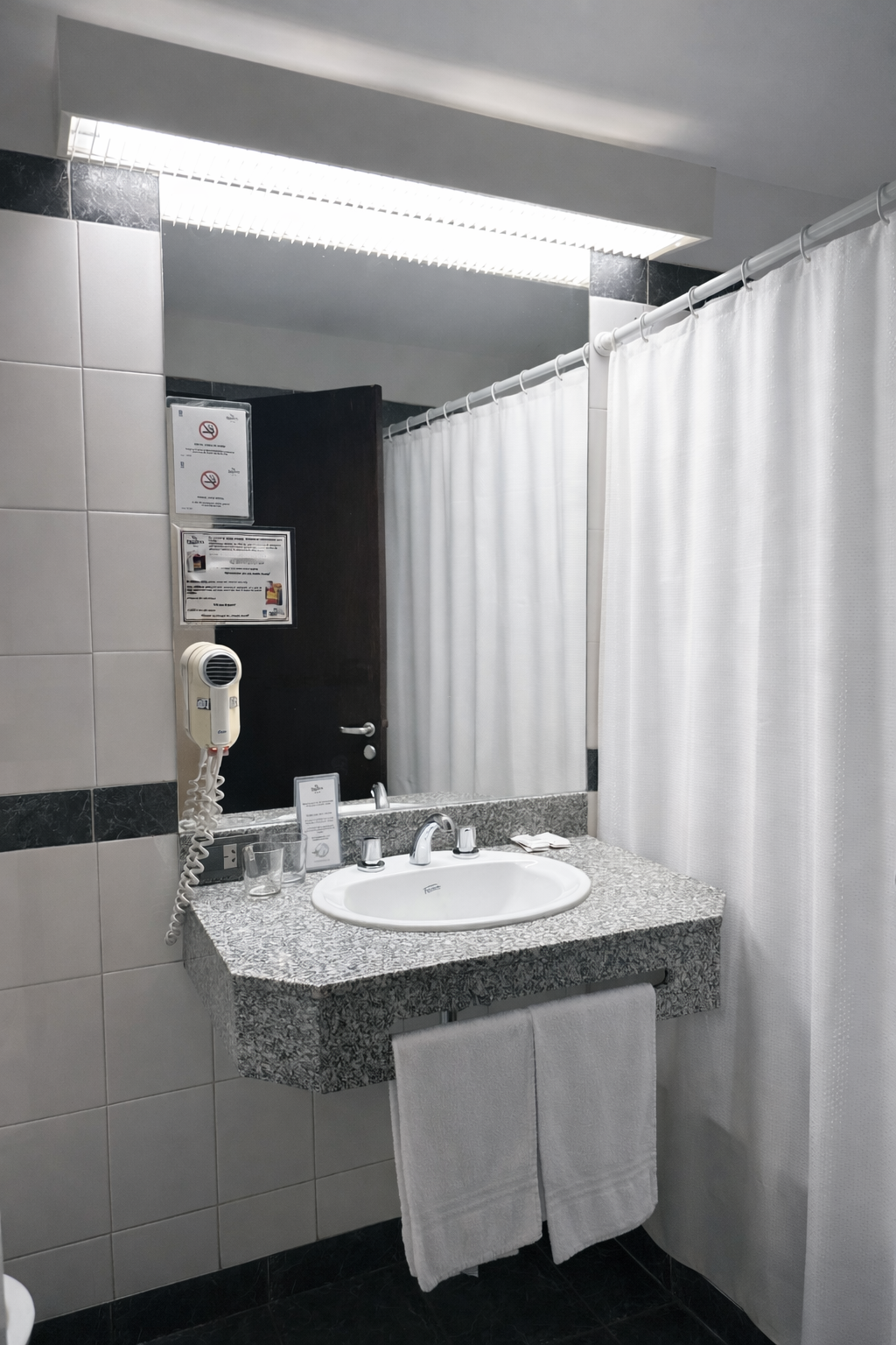 Baño privado habitación Master Doble Hotel Francia Tucumán