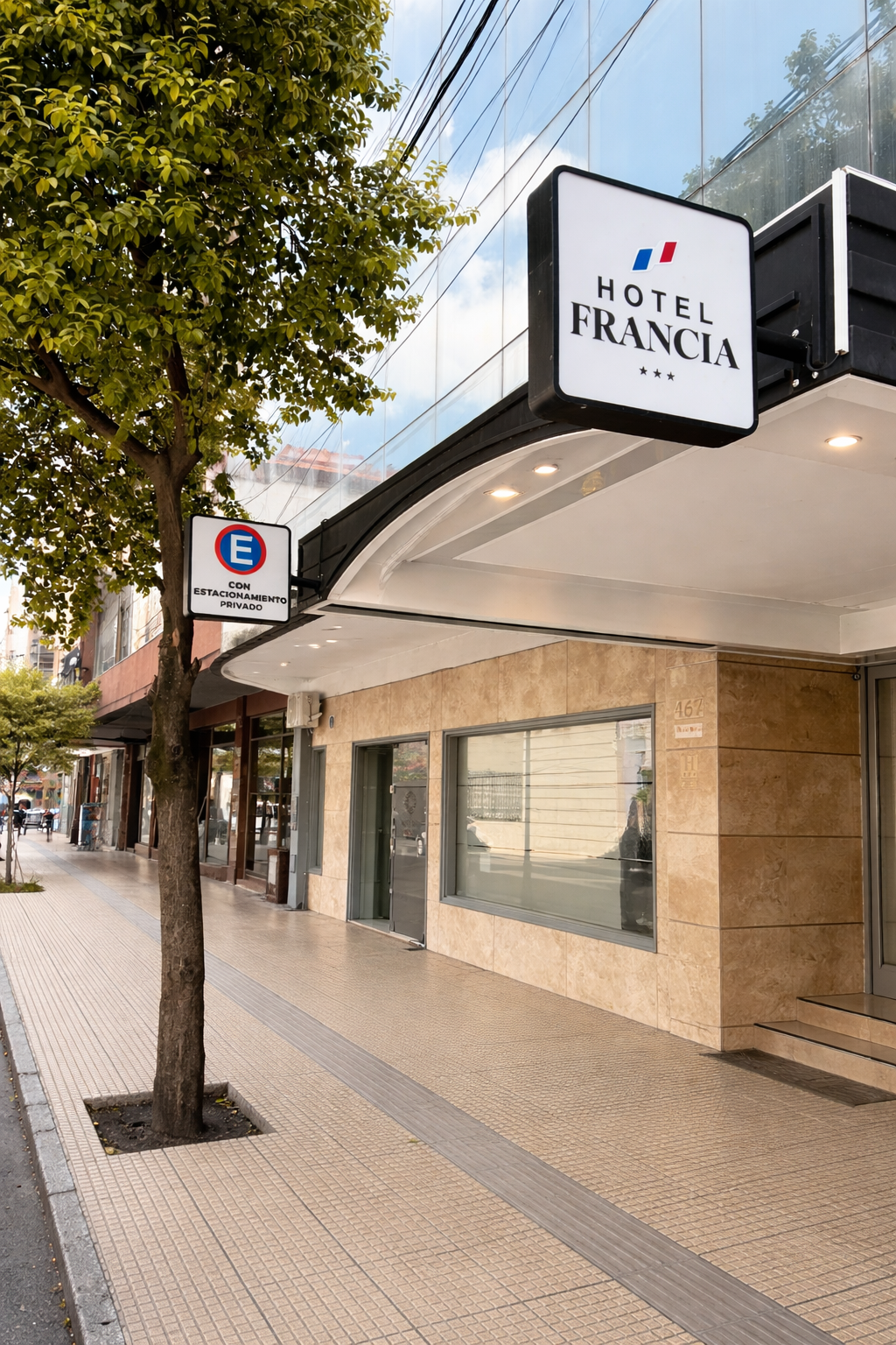 Frente del Hotel Francia en San Miguel de Tucumán