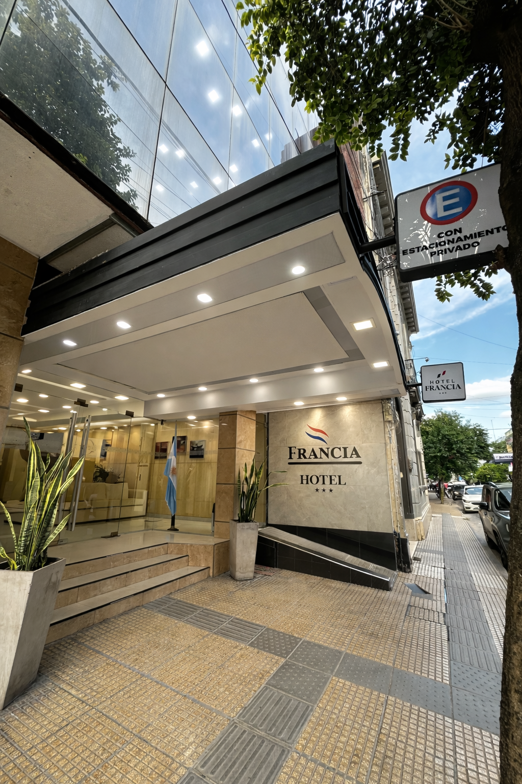 Fachada del Hotel Francia en San Miguel de Tucumán