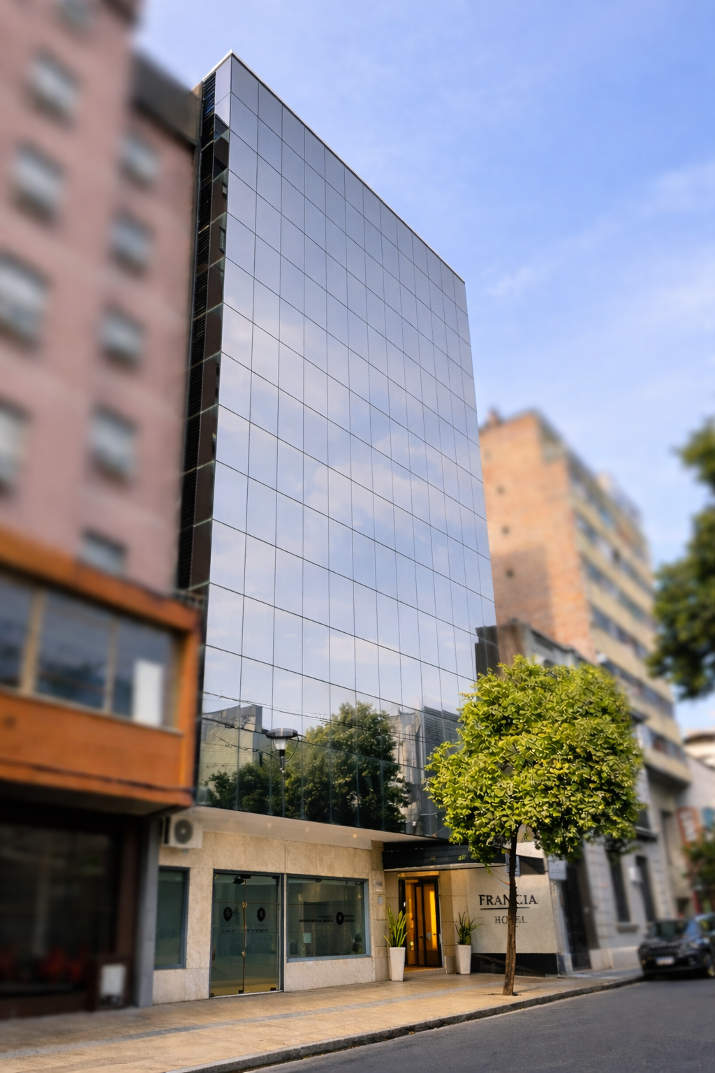 Fachada del Hotel Francia en San Miguel de Tucumán