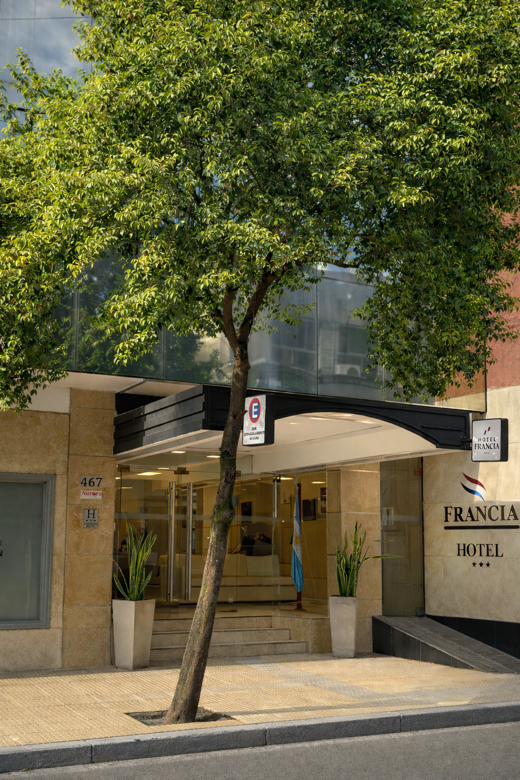 Fachada del Hotel Francia en San Miguel de Tucumán