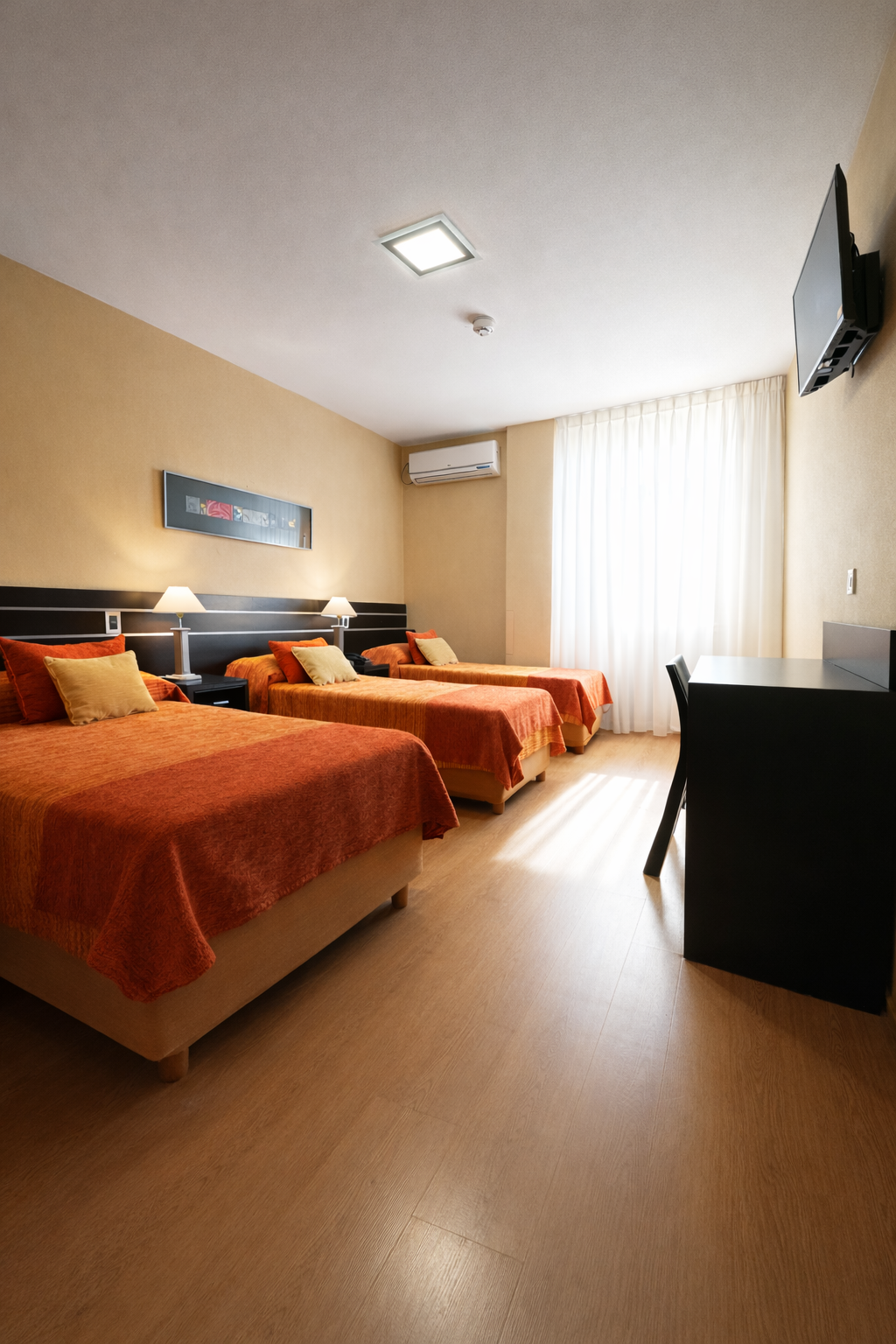 Habitación Master Triple del Hotel Francia Tucumán