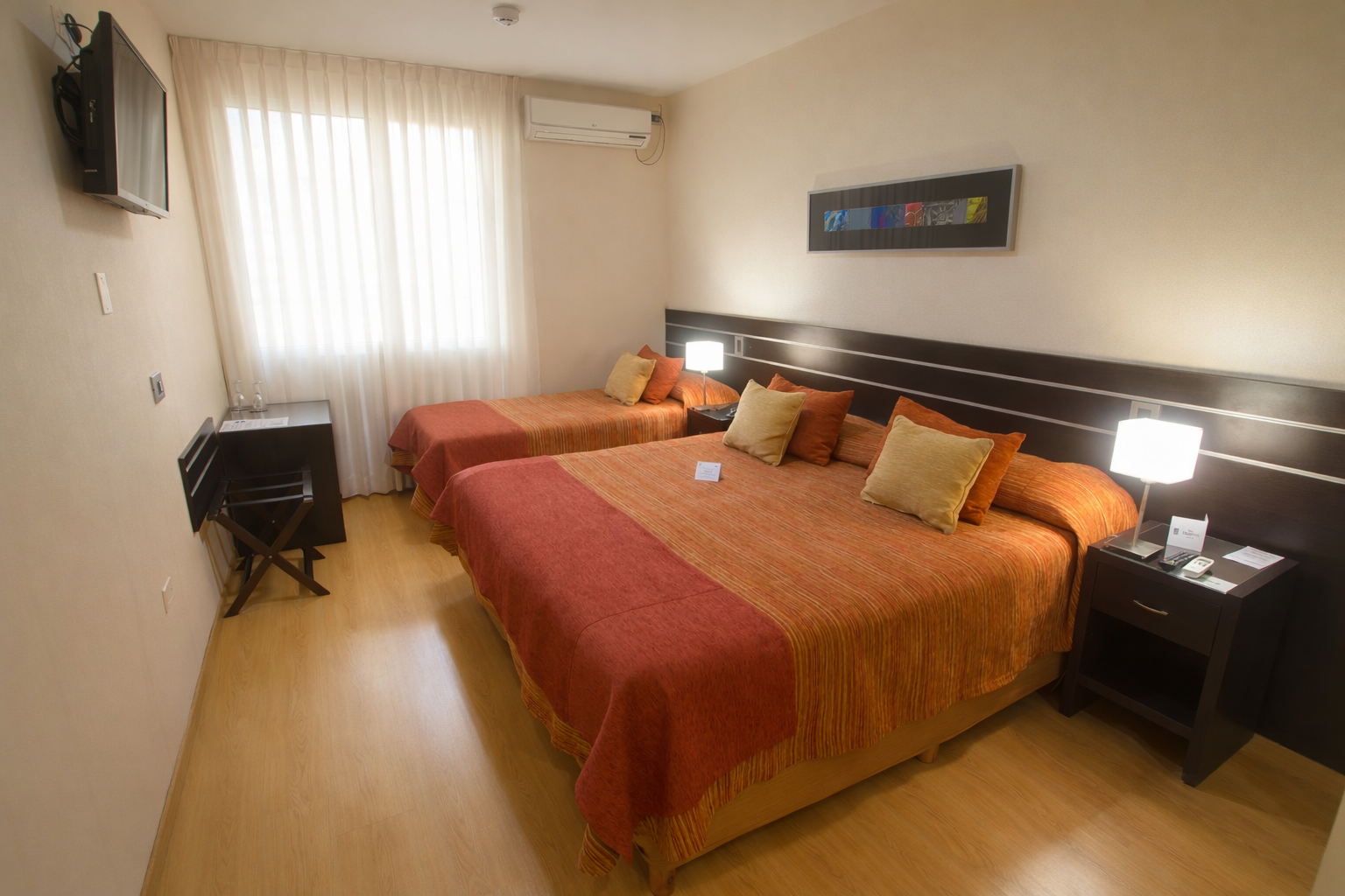 Habitación Master Triple del Hotel Francia Tucumán