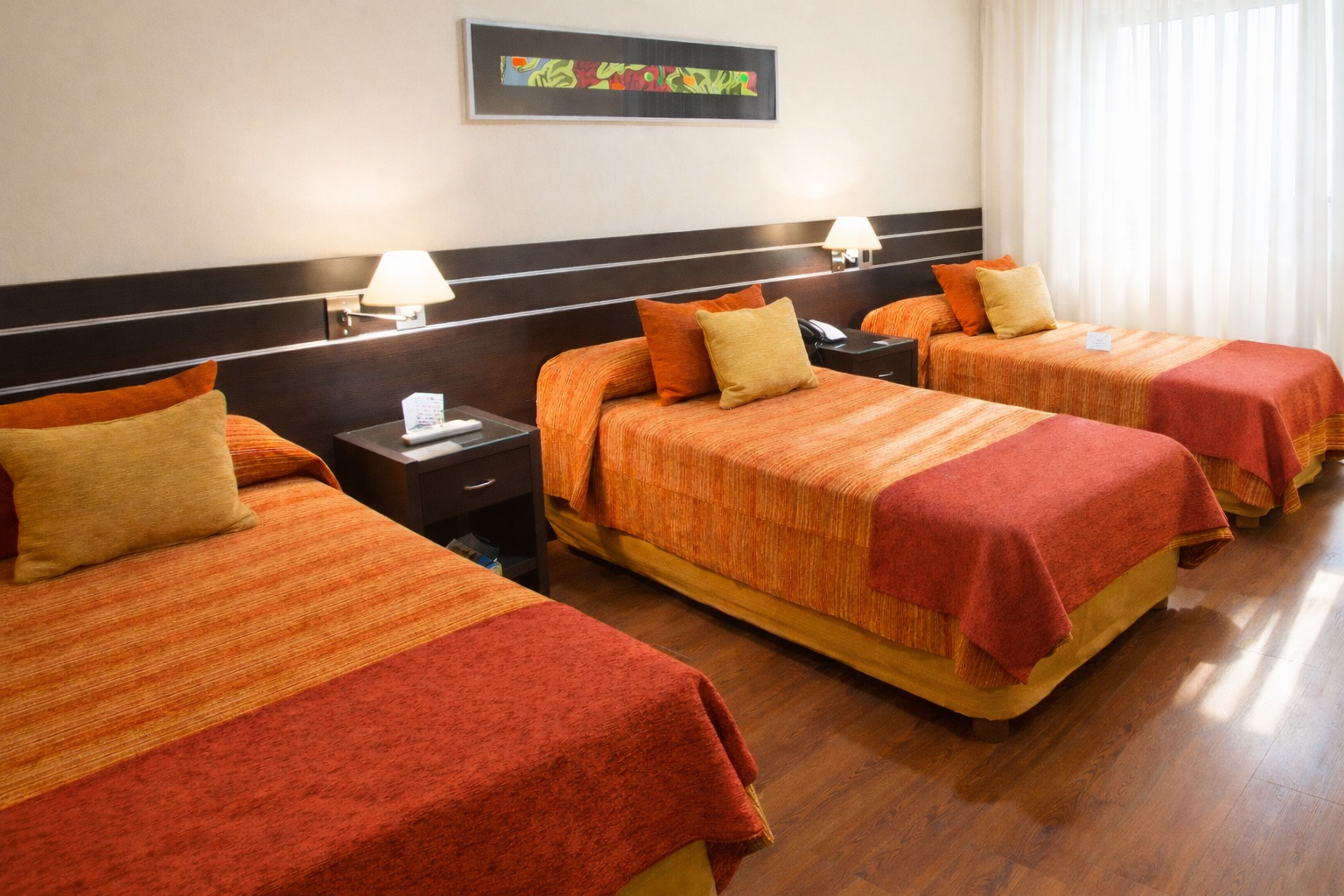 Habitación Master Triple del Hotel Francia Tucumán